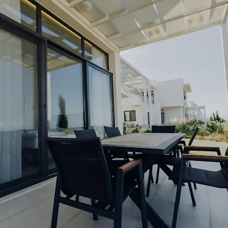 Peaceful Beachfront Getaway 아파트 파마구스타