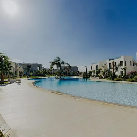 Peaceful Beachfront Getaway 아파트 파마구스타