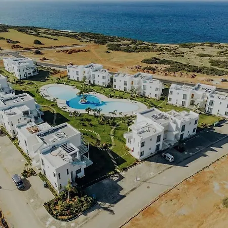 Peaceful Beachfront Getaway 아파트 *