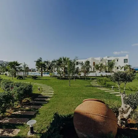 Peaceful Beachfront Getaway 아파트 파마구스타