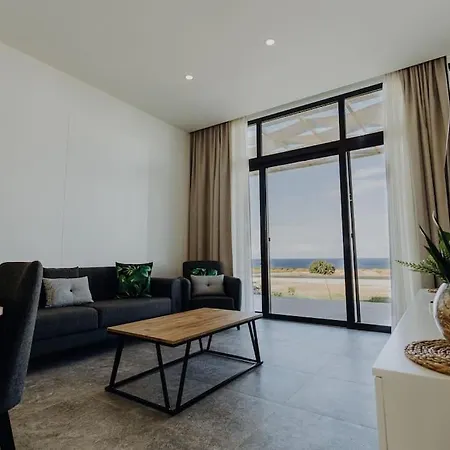 Peaceful Beachfront Getaway 파마구스타